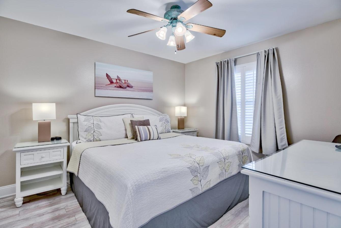 Pelican Beach Resort Condos Destin Bagian luar foto